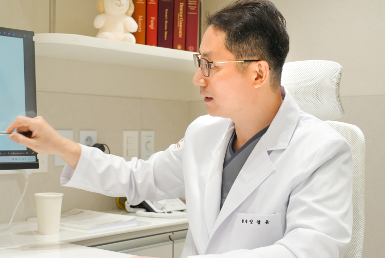 양창윤 원장 진료 모습